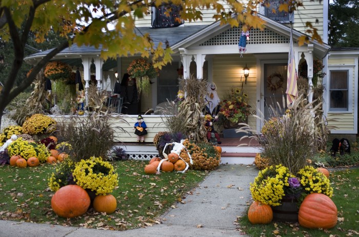 Large outdoor halloween decor